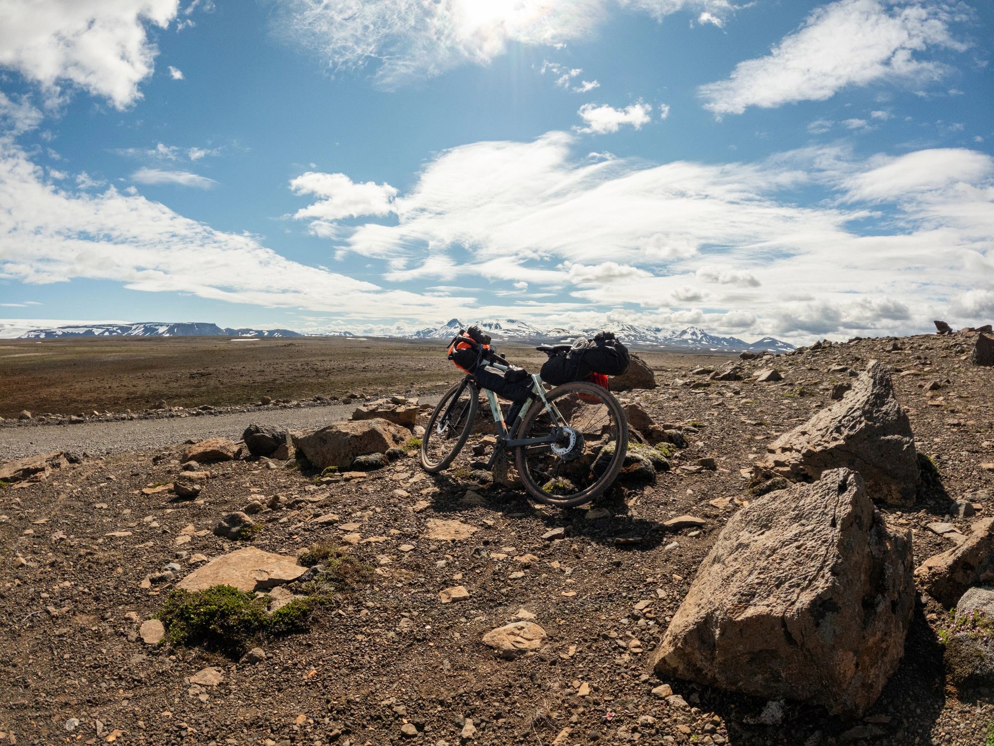 Motocicleta preparada para ruta en entorno de montaña